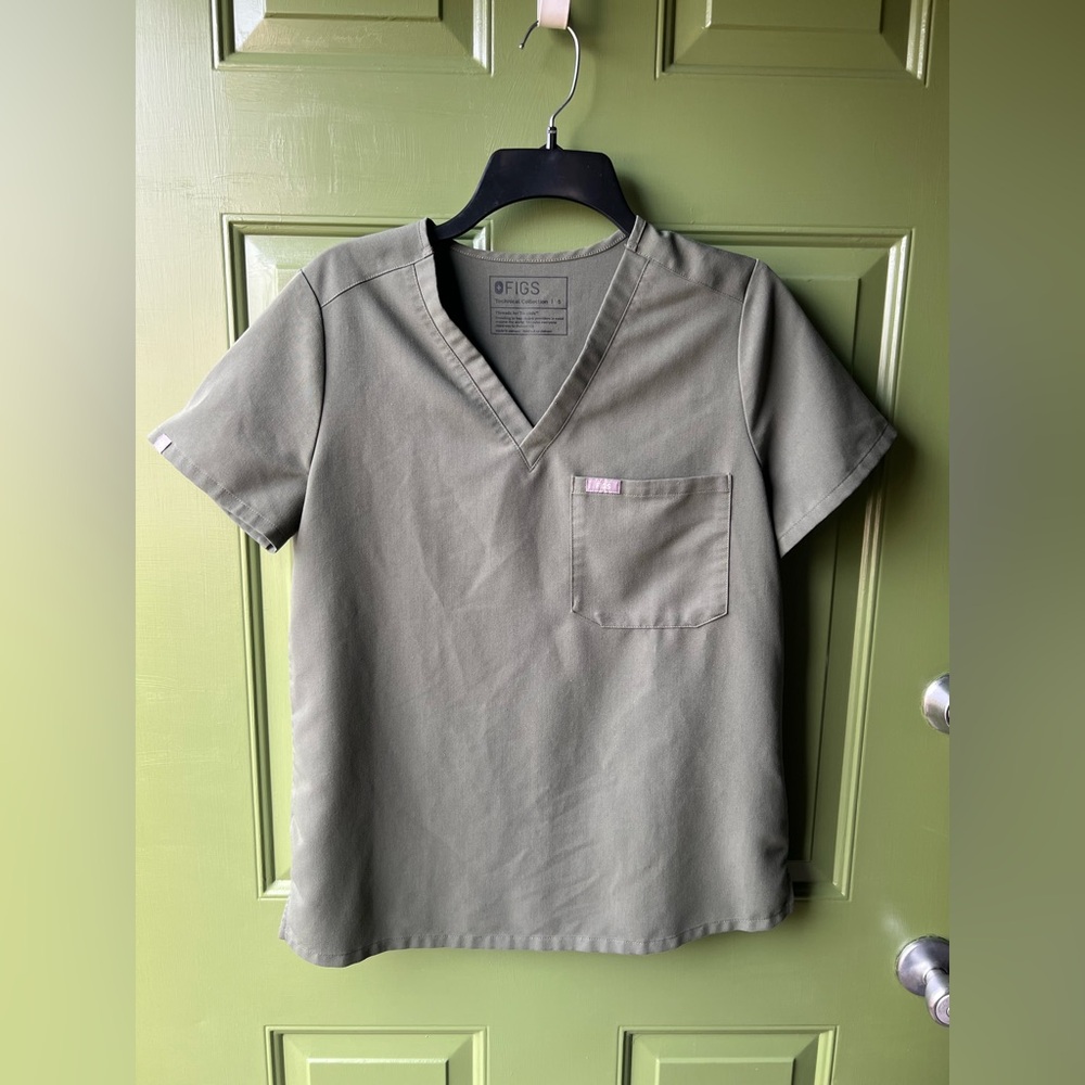 Figs Catarina scrub top in Moss size small